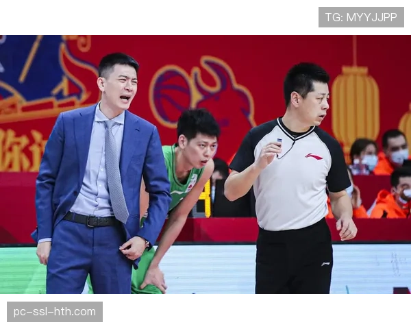 杨鸣指导接受采访,谈年轻球员阅读防守与出球时机的重要性